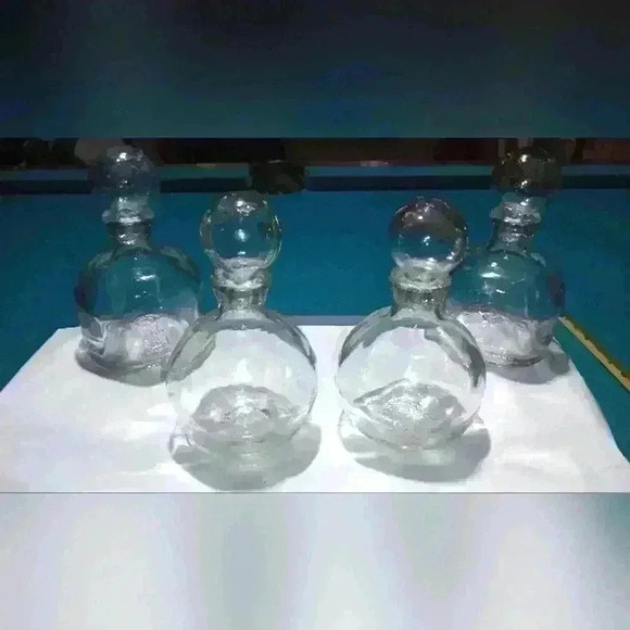 vintage crystal/glass decanters with bulbous bottle and matching stoppers - Picture 1 of 8